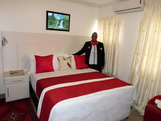 Bedroom 2, Lalakhona Lodge, Sisonke