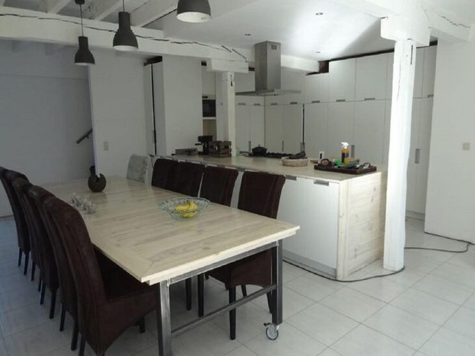 Others 4, Spacious Holiday Home with Private Garden, Lot