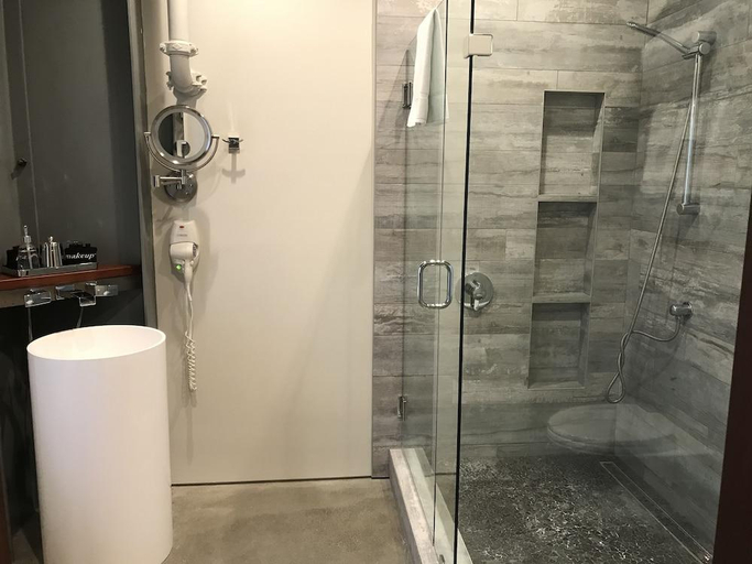 Bathroom 4, Bed and Barrel at Stonehouse Cellars, Lake