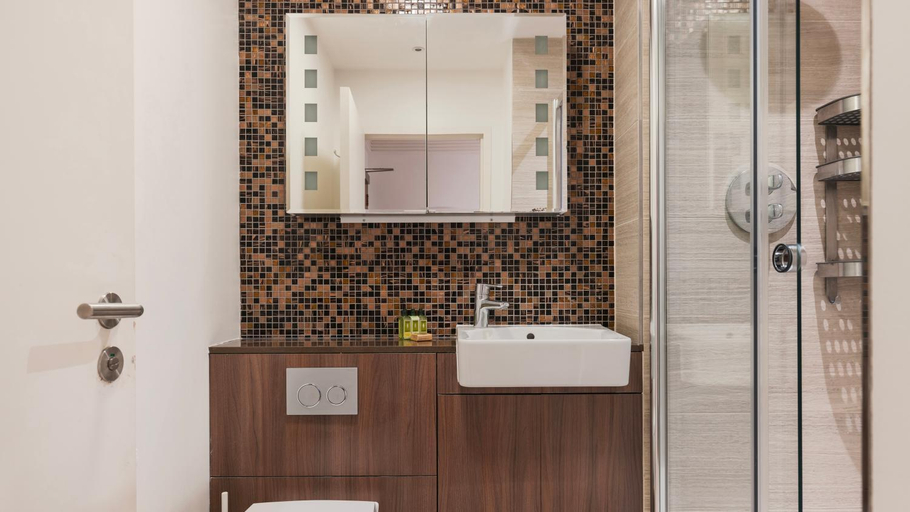 Bathroom 2, Monument Serviced Apartments by LovelyStay, London