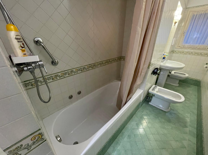 Bathroom 5, Ritz Lions Venice Guest House, Venezia