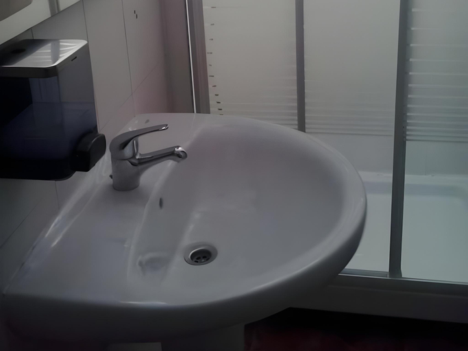 Bathroom 4, Pension Enebral, Madrid
