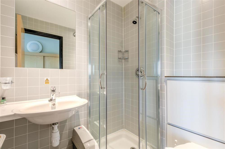 Bathroom 2, Oxford University Club, Oxfordshire
