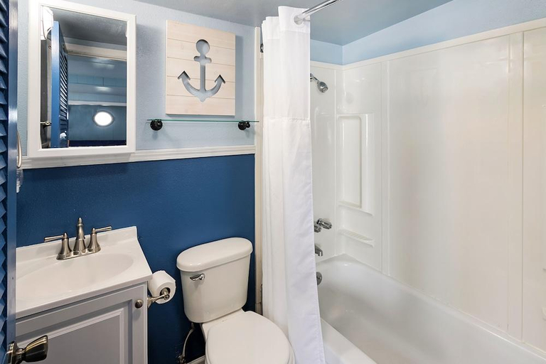 Bathroom 5, Moolack Shores Inn, Lincoln
