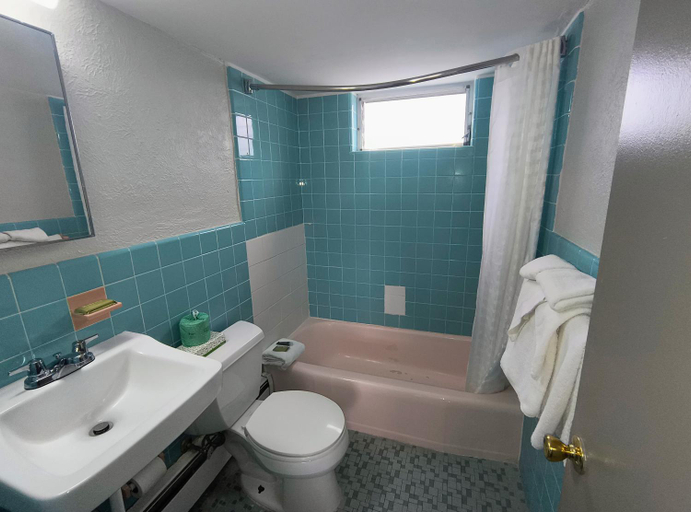 Bathroom 5, Monaco Motel - Wildwood Beach & Boardwalk, Cape May