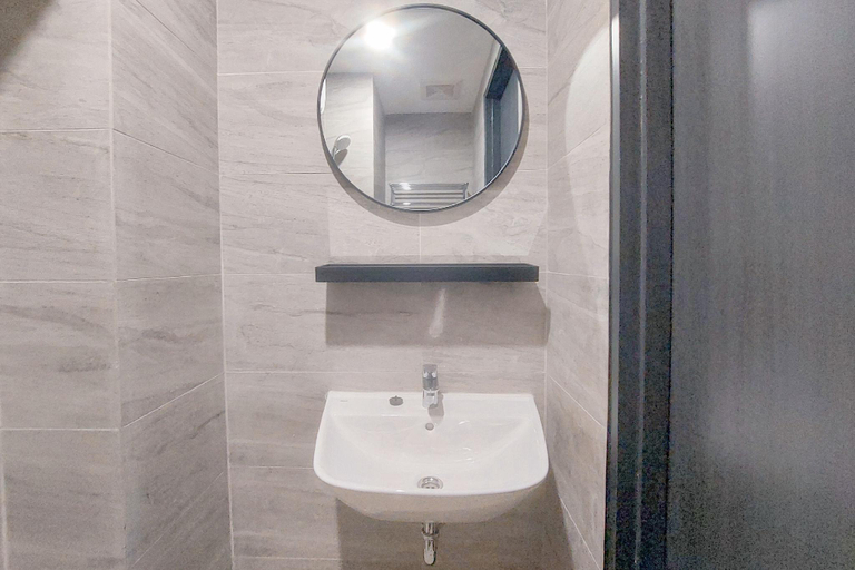 Bathroom 3, BestPlace Studio Collins Boulevard Apt By Travelio, Tangerang
