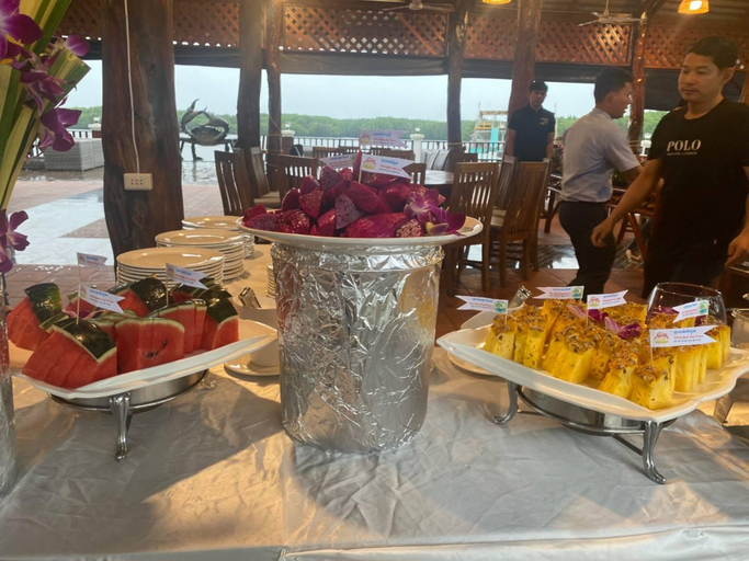 Food & Drinks 5, Nov Koh Kong Resort, Smach Mean Chey