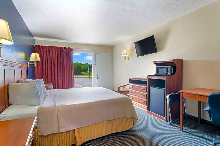 Bedroom 4, Rodeway Inn Church Hill - Tri Cities Area, Hawkins