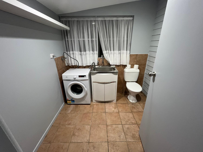 Bathroom 2, Airport Guesthouse, Sydney