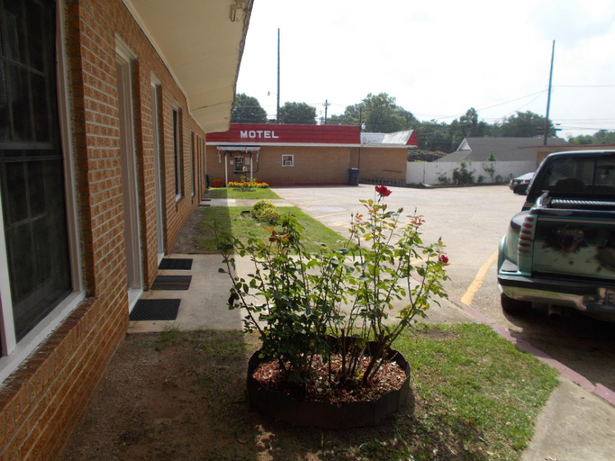 Others 5, Hillside Motel, Claiborne