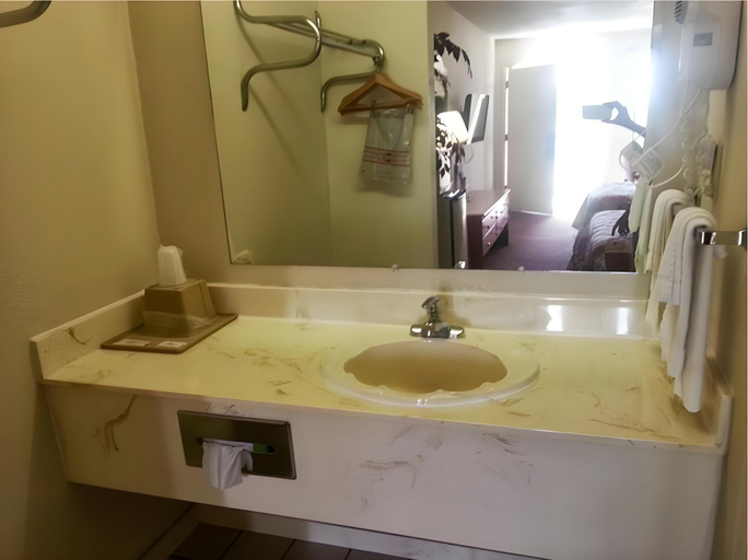 Bathroom 3, Royal Inn, White