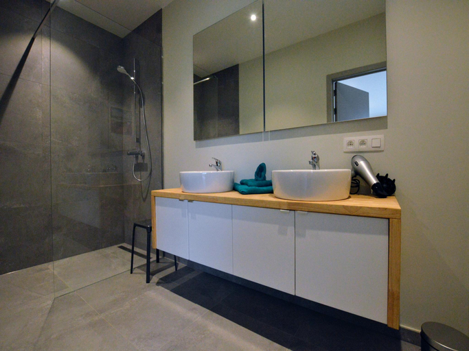 Bathroom, Mansion in Roesbrugge with Garden, West-Vlaanderen