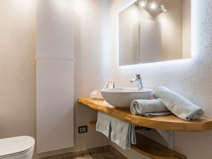 Bathroom 4, Vista Lago, Brescia
