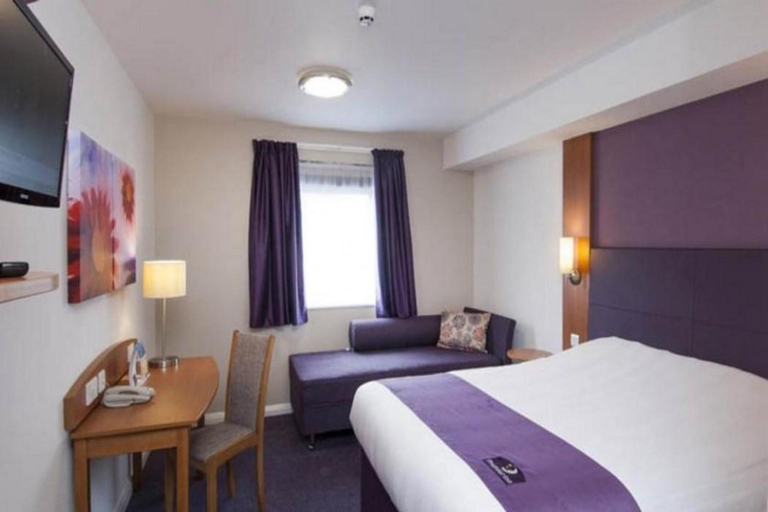 Bedroom, Premier Inn Leicester South (Oadby), Leicestershire