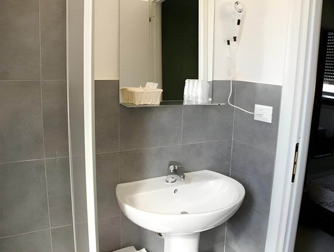 Bathroom 3, Hotel Sauro, Lucca