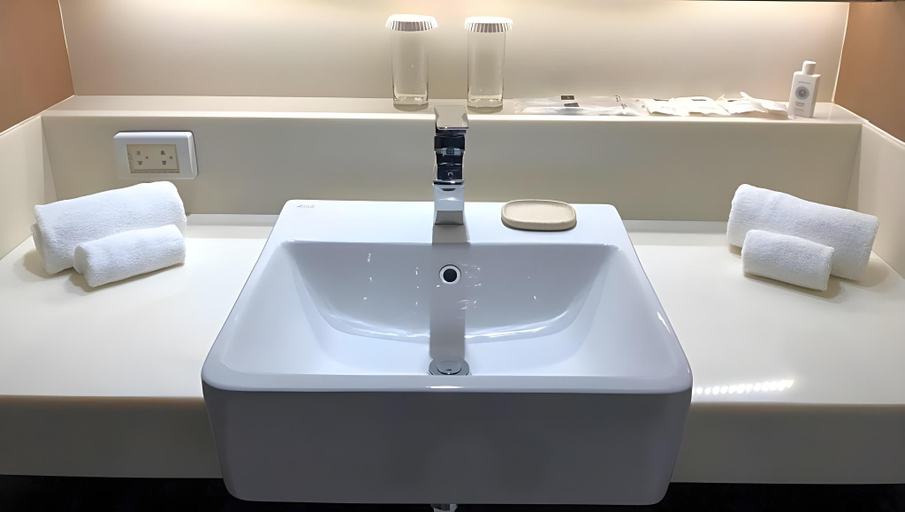 Bathroom 4, Metrocentre Hotel & Convention Center, Tagbilaran City