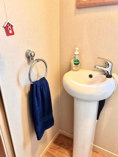 Bathroom 2, Whitecliff Bay Seaside Caravan, Isle of Wight