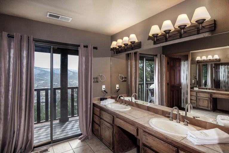 Bathroom 4, Timberline Hideaway, Lincoln