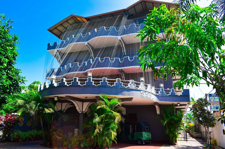 Exterior & Views