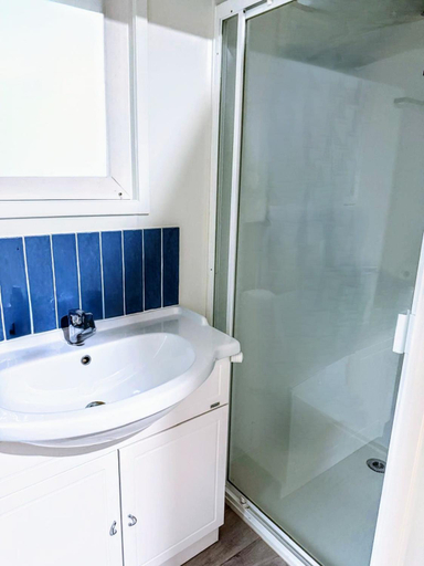 Bathroom, Prout Road Retreat, Belmont-Mackenzie