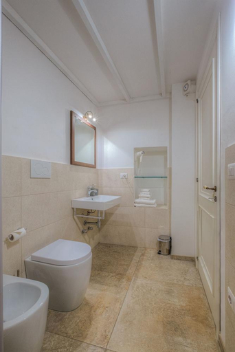 Bathroom 5, Palazzo Vaglio Relais, Lecce