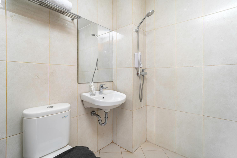 Bathroom 4, Raising Hotel Panakkukang Makassar By LIFE, Makassar