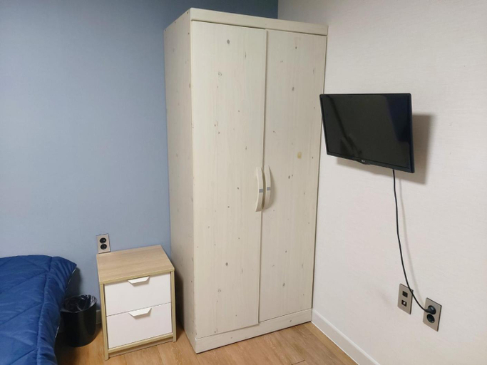 Bedroom 2, 29 Play House, Jung