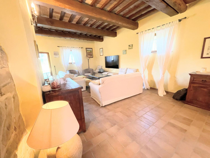 Shared lounge/TV area 2, Detached villa - sleeps 10 - pool - pergola - playground for children - wifi, Perugia