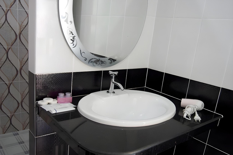 Bathroom 4, Lake Terrace Resort, Satun, Langu