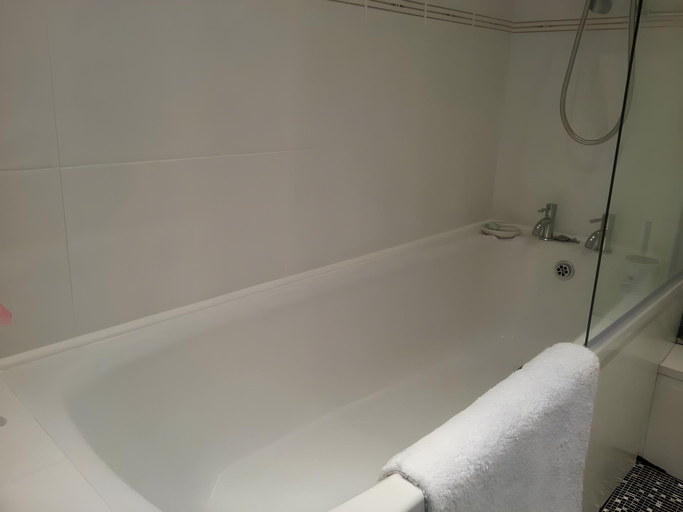 Bathroom 3, Penygelli Apartments, Powys