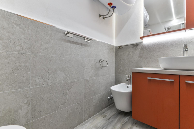 Bathroom 2, Villa Bouganville, Livorno