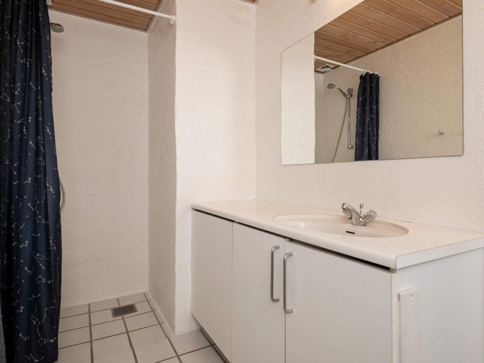 Bathroom 4, Ho Holiday Centre holiday home, Varde