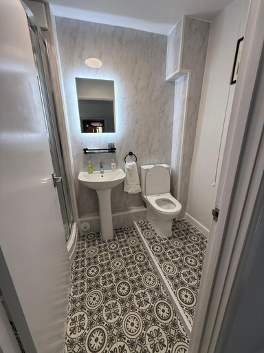 Bathroom 3, The White Hart, Wiltshire