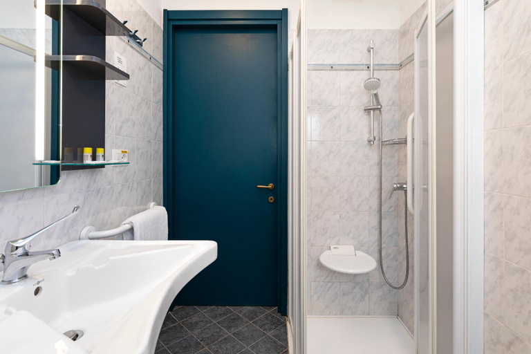 Bathroom 4, B&B Hotel Como City Center, Como