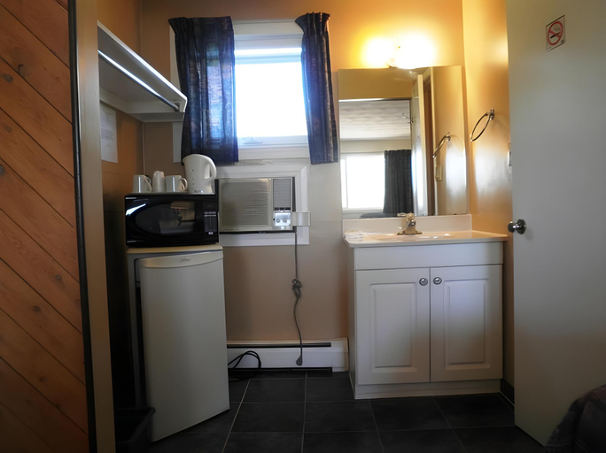 Bathroom 3, Aquarius Motel, Lanark