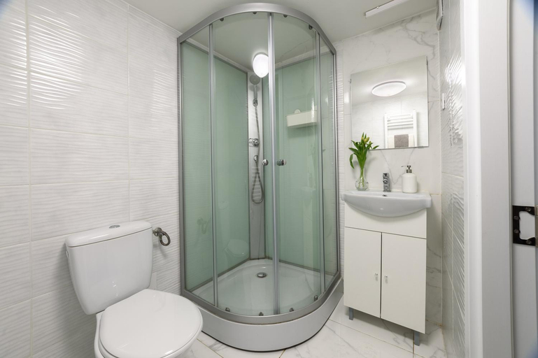 Bathroom 2, Flora Downtown Apartments, Budapesti