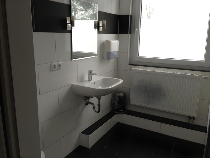 Bathroom 3, Hotel Jagerstuben, Osterholz
