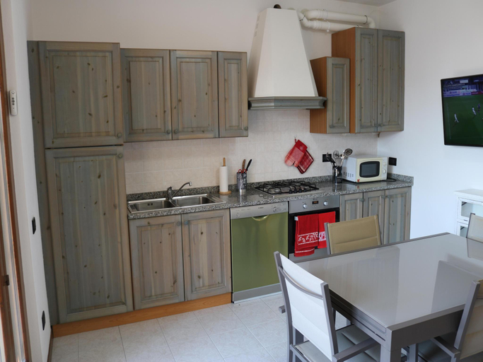 2, Apartment in Lazise with Lake View Balcony, Verona