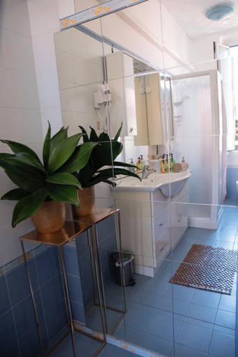 Bathroom, Priscilla nel Golfo delle Meraviglie, La Spezia
