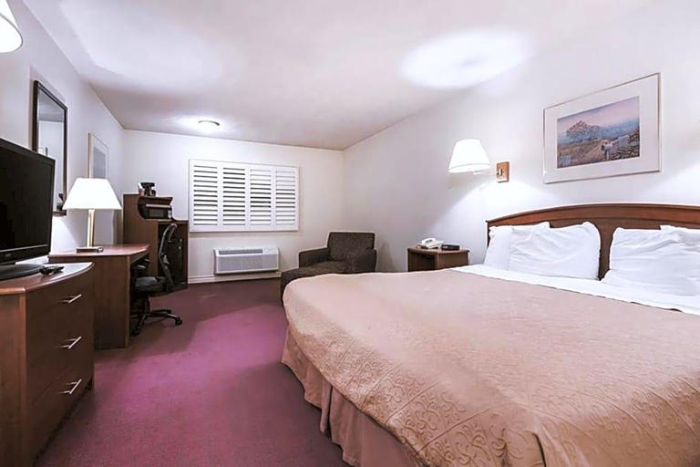 Bedroom, Sky-Palace Inn and Suites McCooK, Red Willow