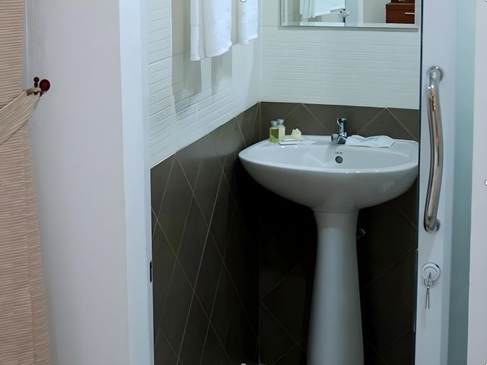 Bathroom, Baan Ton Mai Apartment, Hua Hin