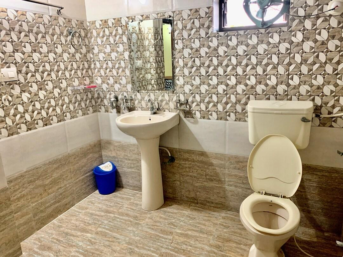 Bathroom, Rajeshwari Resort, Udaipur