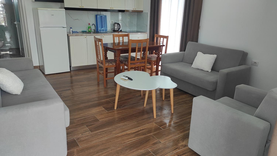 Others 4, Four Seasons Apartments, Sarandës