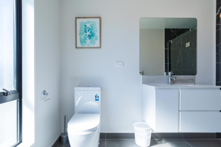 Bathroom 5, Studio 21, Mackenzie