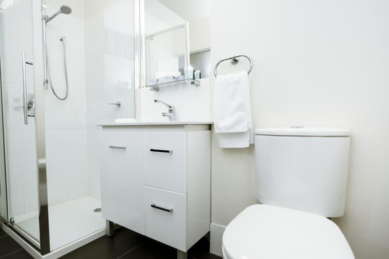 Bathroom, Shoreline Hotel, Clarence