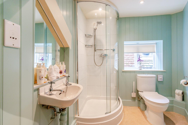 Bathroom 2, Tiger Inn - Cub Rooms, East Sussex