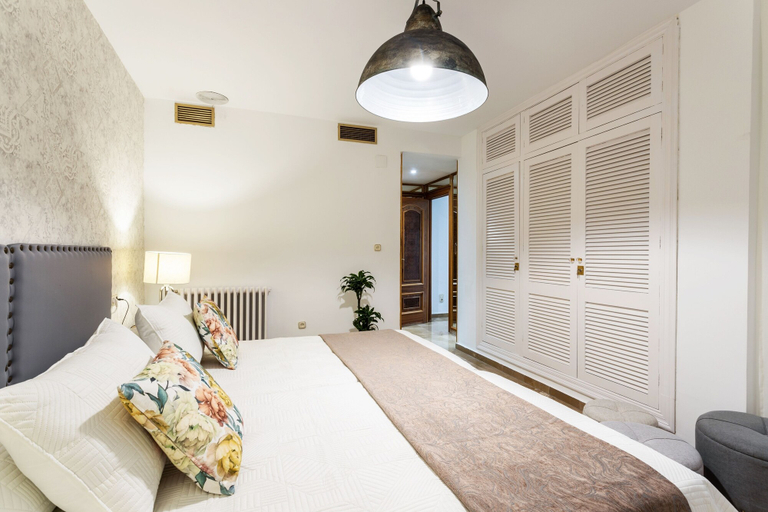 Room 3, Fabulous 3 Bd Apartment Great Location. Puerta Real, Granada