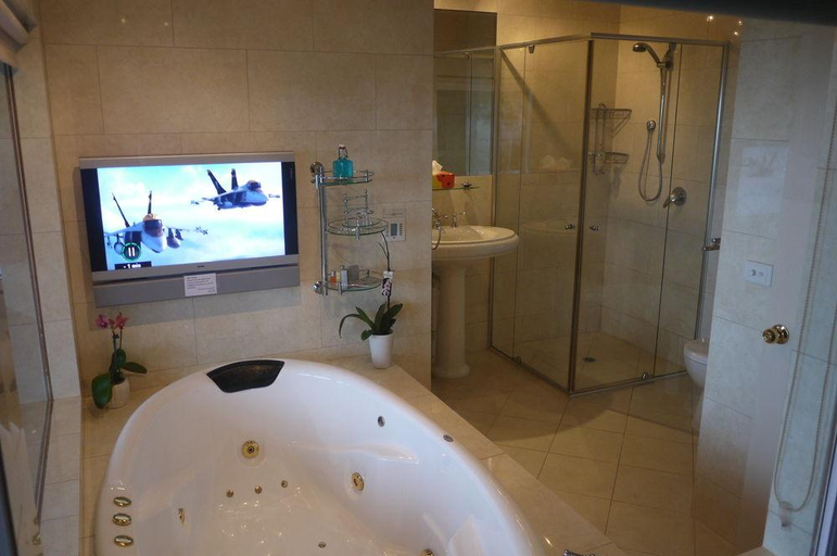 Bathroom 2, Summit Views, Melbourne