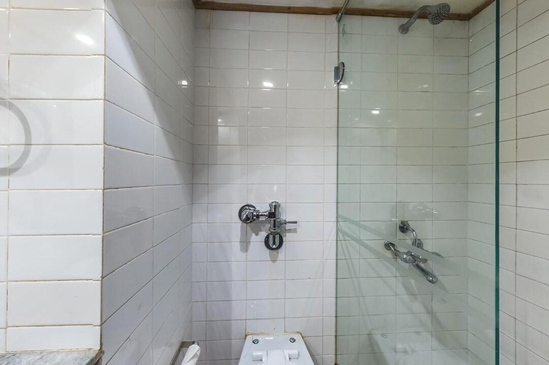 Bathroom 4, Swagath Holiday Resort, Thiruvananthapuram