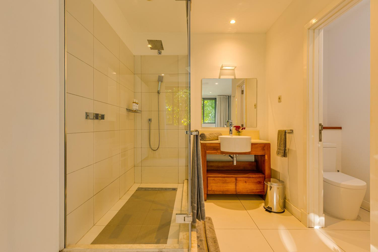 Bathroom 4, West Coast Marina